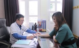 Lương y Đỗ Minh Tuấn thăm khám và tư vấn bệnh cho diễn viên Hoa Thúy bị viêm xoang mạn tính