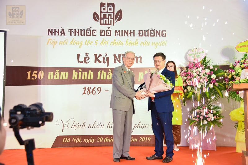 Ông Nguyễn Đức Đoàn – Chủ tịch Hội nam y Việt Nam (bên trái)
