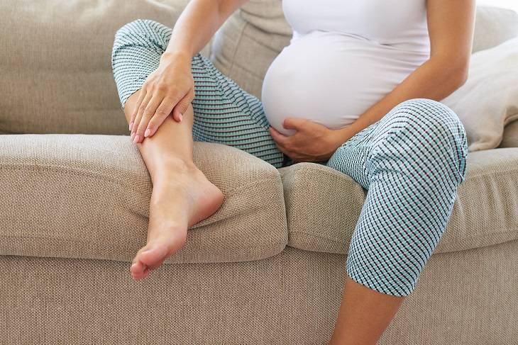 Phù chân là chứng bệnh xảy ra do nhiều nguyên nhân liêng quan tới thận, tim hoặc do mang thai