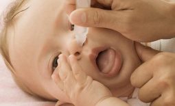 Trẻ bị viêm tai giữa có nên rửa mũi không
