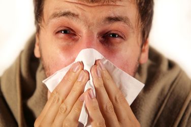 Người bệnh thường xuyên hắt hơi, chảy dịch mũi, có thêm cảm giác đau đầu