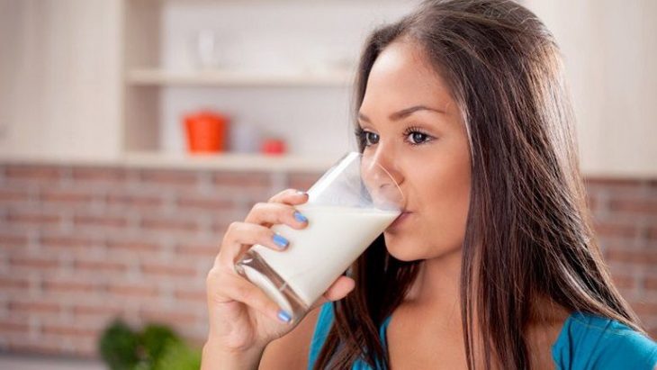 Người bệnh đại tràng nên sử dụng sữa không chứa lactose