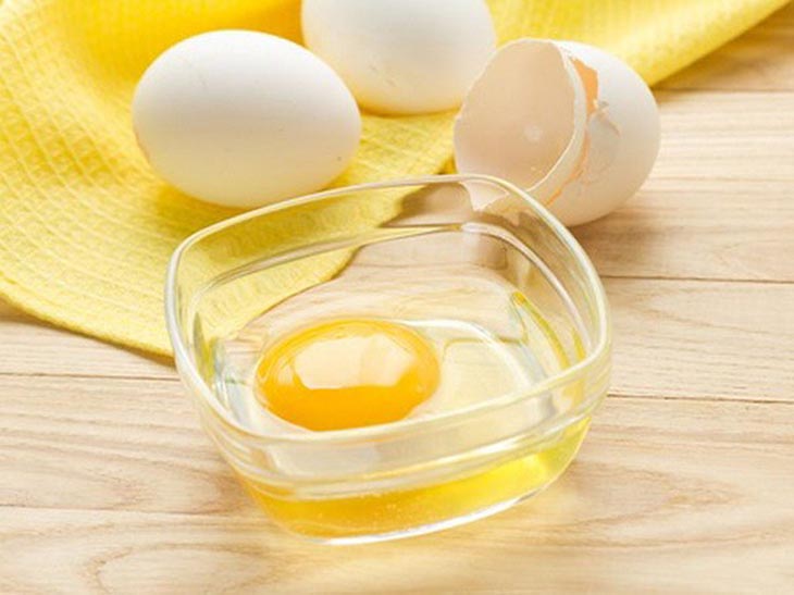 Lòng trắng trứng có độ nhờn cần thiết, một vũ khí khiến cô bé không còn "khô hạn"