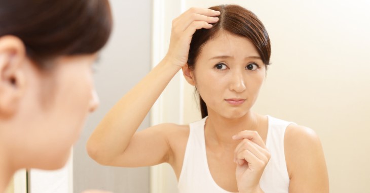 Tình trạng ngứa đầu, rụng tóc gây nhiều khó chịu và mất thẩm mỹ cho người bệnh
