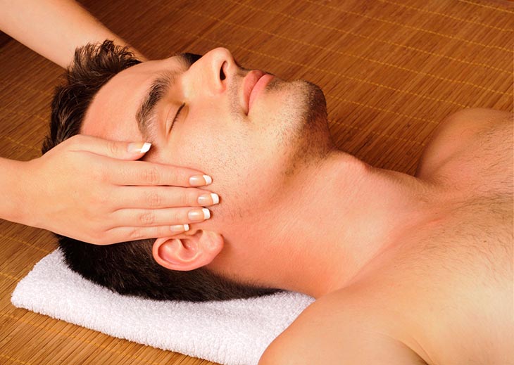 Massage giúp chàng thư giãn, hỗ trợ cuộc yêu