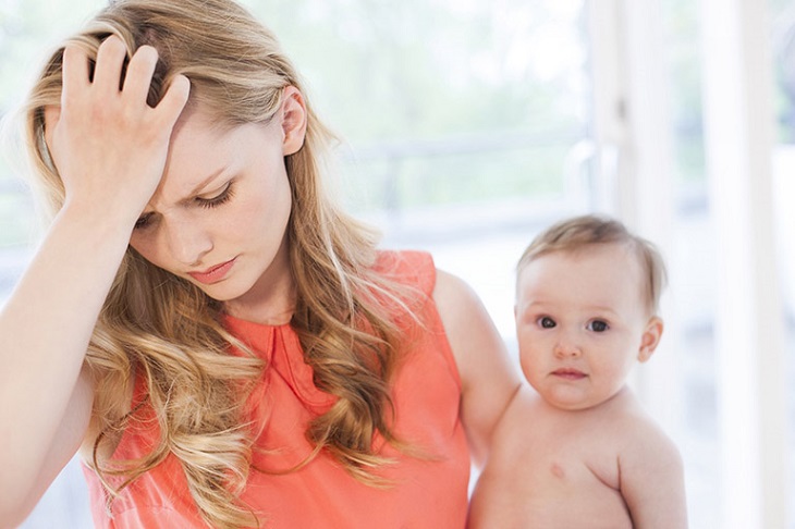 Căng thẳng tâm lý có thể là nguyên nhân khiến mẹ sau sinh bị nổi mẩn ngứa