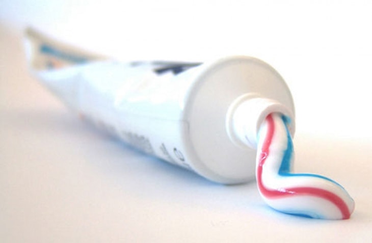 Mẹo sử dụng kem đánh răng để giảm mẩn ngứa 2 bên háng