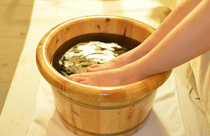 Ngâm chân tay trong nước muối ấm sẽ giúp giảm ngứa