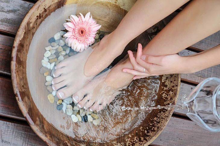 Ngâm chân với nước muối để giảm bệnh
