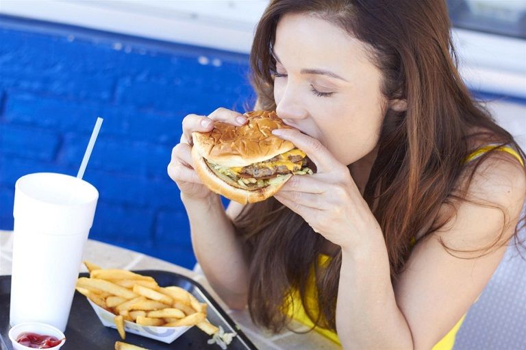 Ăn nhiều đồ ăn nhanh và dầu mỡ cũng có thể gây bệnh