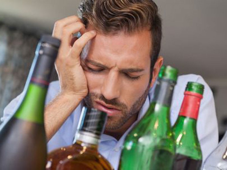 Cơ thể không dung nạp được rượu bia gây nổi mẩn ngứa, đau đầu, chóng mặt