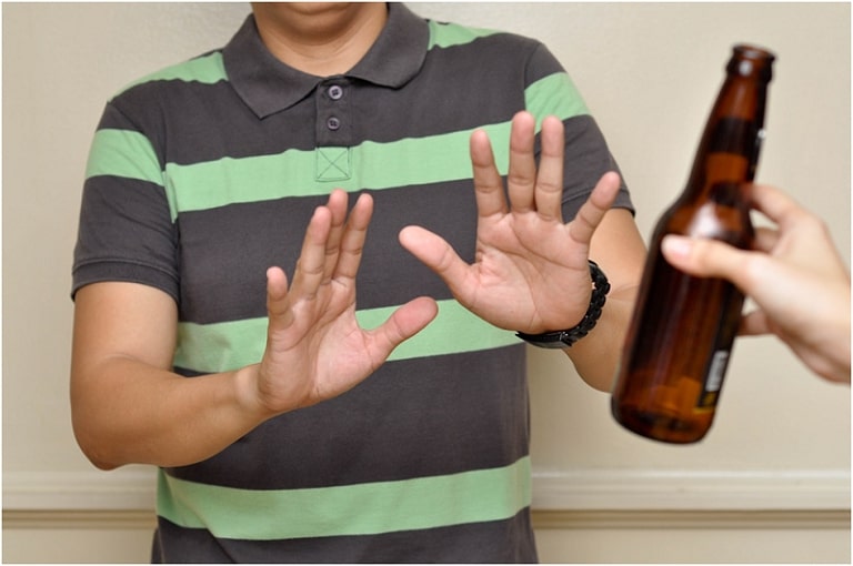Sau khi uống rượu bia bị nổi mẩn ngứa, bạn nên ngưng uống rượu bia