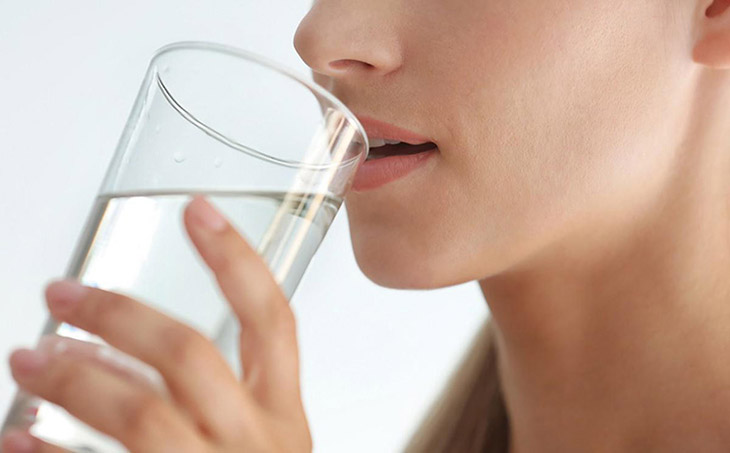 Uống đủ nước là biện pháp chăm sóc tại nhà khi mắc viêm amidan mãn tính