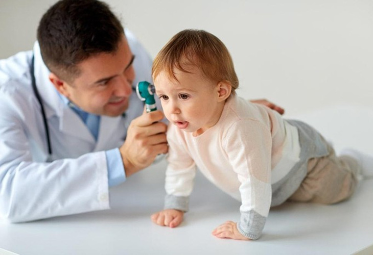Lời khuyên của các chuyên gia dành cho mẹ có con bị viêm tai giữa