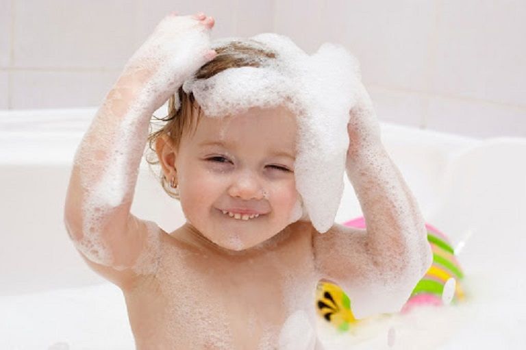 Giữ vệ sinh cho bé giúp tránh tình trạng nổi mẩn đỏ quanh mắt