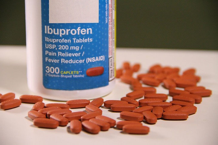 Dùng thuốc hạ sốt Ibuprofen nếu nhiệt độ cơ thể lên đến 38,5 độ