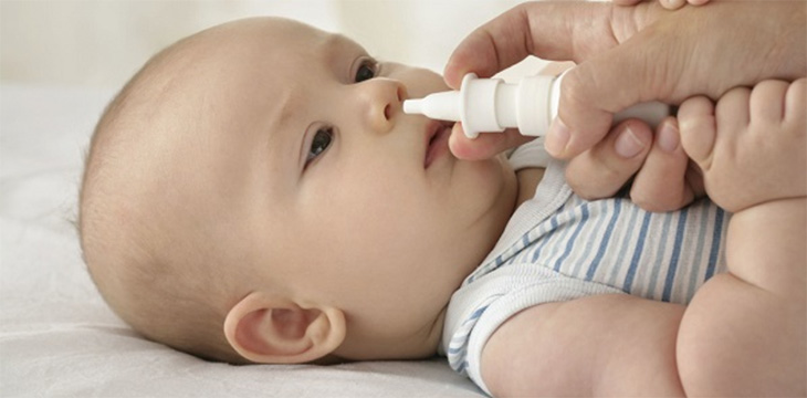 Cha mẹ có thể sử dụng thuốc xịt mũi để điều trị viêm xoang cấp ở trẻ em