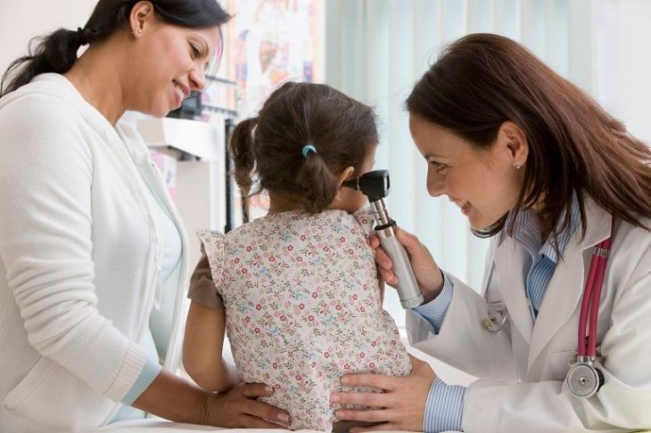 Cho trẻ đi thăm khám bác sĩ chuyên khoa khi có dấu hiệu viêm tai giữa