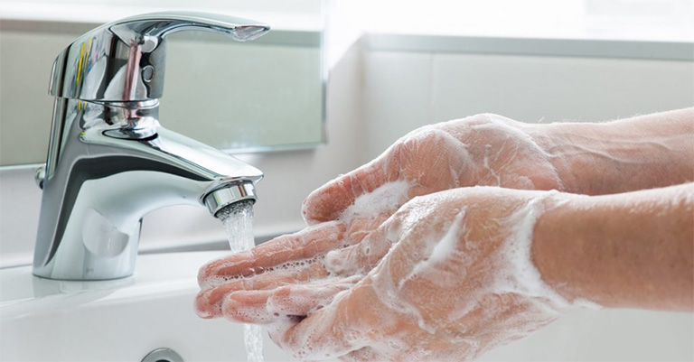 Tiếp xúc với chất tẩy rửa có thể gây nổi mẩn ngứa ở tay chân