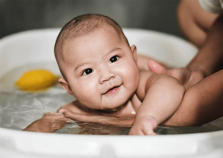 Tắm nước lá giúp hỗ trợ điều trị mẩn ngứa ở trẻ