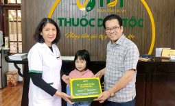 NSND Trần Nhượng đưa cháu gái đến điều trị dạ dày HP tại Thuốc dân tộc