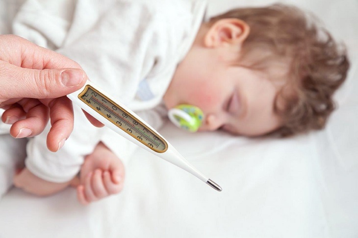Khi thấy trẻ sốt cao bố mẹ nên đưa con đến cơ quan y tế gần nhất
