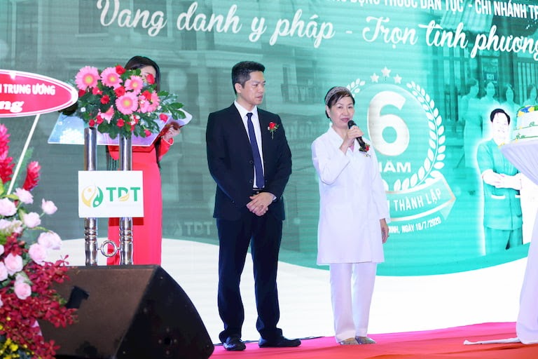 Ông Nguyễn Quang Hưng và Bác sĩ Phương Mai cùng chia sẻ về những gắn bó với Thuốc dân tộc cơ sở HCM từ ngày đầu tiên