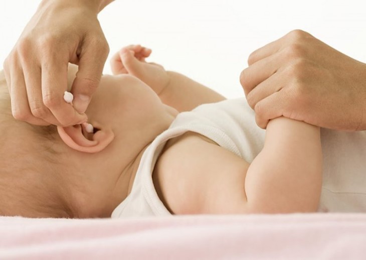Vệ sinh tai sạch sẽ, đúng cách cho bé là cách đơn giản nhất để hạn chế các bệnh về tai