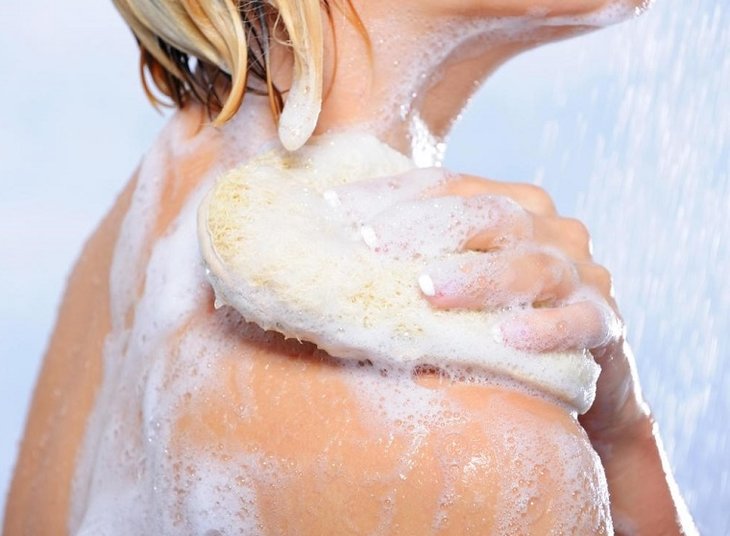 Việc kỳ cọ quá mạnh tay có thể làm da nổi mẩn ngứa sau khi tắm