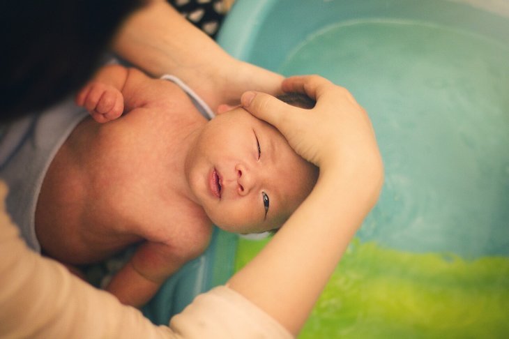 Tắm rửa lau người sạch sẽ cho trẻ để ngăn ngừa vi khuẩn sinh sôi