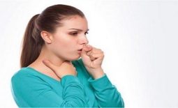 Axit dạ dày trào ngược kích thích và làm tổn thương cổ họng gây ra ho đờm