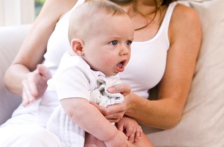 Cần lưu ý khi cho bé 2 tháng tuổi bị trào ngược dạ dày uống sữa?