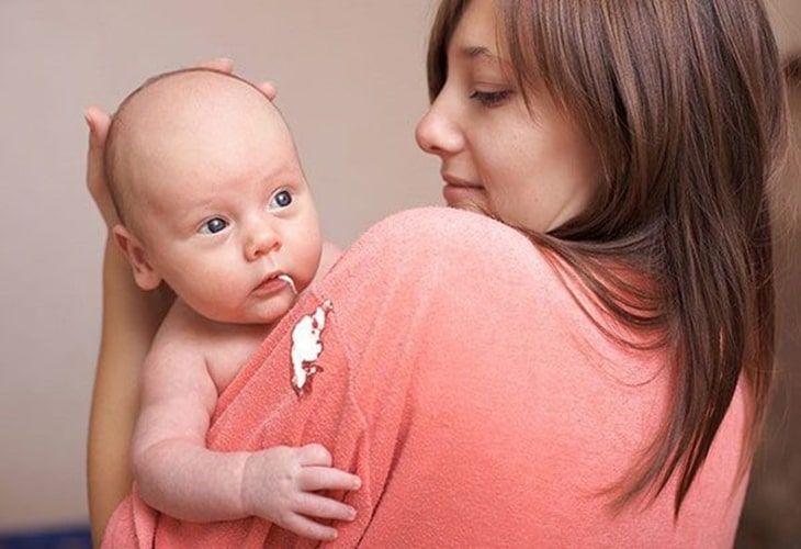 trào ngược dạ dày ở trẻ 2 tháng tuổi
