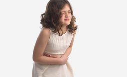Đau bụng - biểu hiện thường thấy ở trẻ bị viêm loét dạ dày