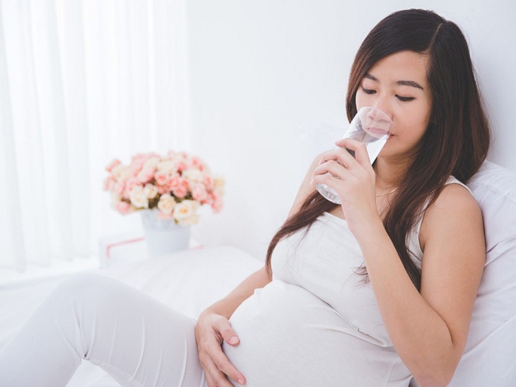 Uống đủ nước khi mang thai giúp làm ẩm niêm mạc, phòng ngừa viêm mũi dị ứng