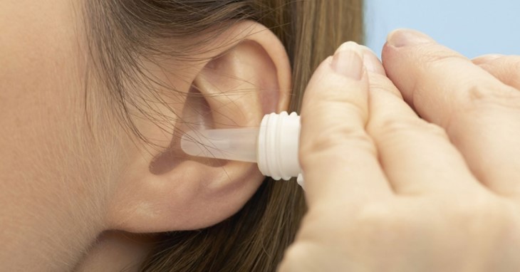 Vệ sinh tai đúng cách bằng nước muối sinh lý hoặc dung dịch y tế khác để đảm bảo bệnh nhanh khỏi và không tái phát