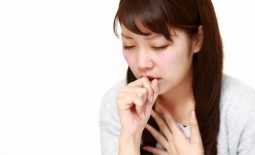Sốt cao, ho, đau rát họng là các triệu chứng thường gặp khi bị viêm họng cấp