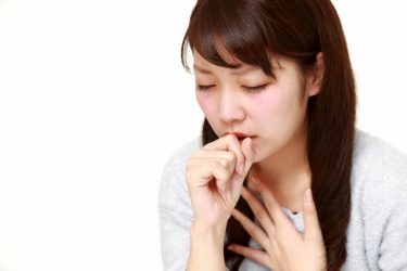 Sốt cao, ho, đau rát họng là các triệu chứng thường gặp khi bị viêm họng cấp