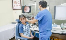Trẻ nhỏ viêm tai giữa: Bác sĩ Trí Đoàn thông tin hữu ích cho cha mẹ