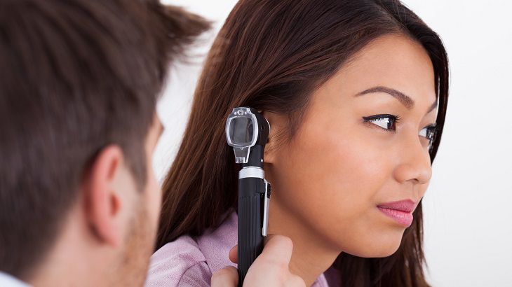 Viêm tai giữa ứ dịch ở người lớn được hiểu là bệnh viêm tai do màng nhĩ đóng kín.