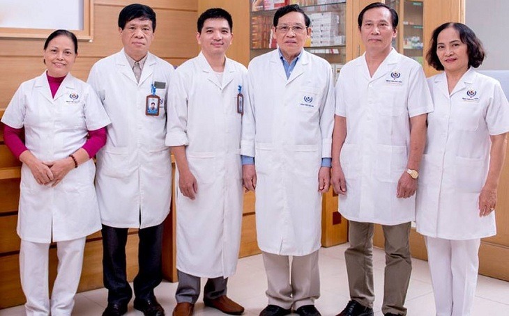 PGS, TS Nguyễn Thọ Lộ (thứ 4 từ trái sang) cùng các đồng nghiệp 