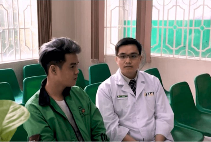 Bệnh nhân Nguyễn Đỗ Đức Sang và bác sĩ trực tiếp điều trị cho anh tại Trung tâm Thuốc dân tộc chi nhánh TP.HCM