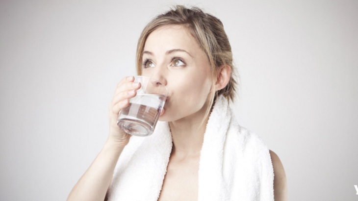 Uống nhiều nước nhằm phòng ngừa bệnh vảy nến