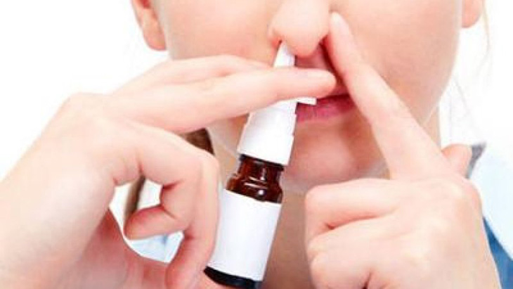 Bệnh nhân có thể sử dụng thuốc xịt mũi để khai thông đường thở
