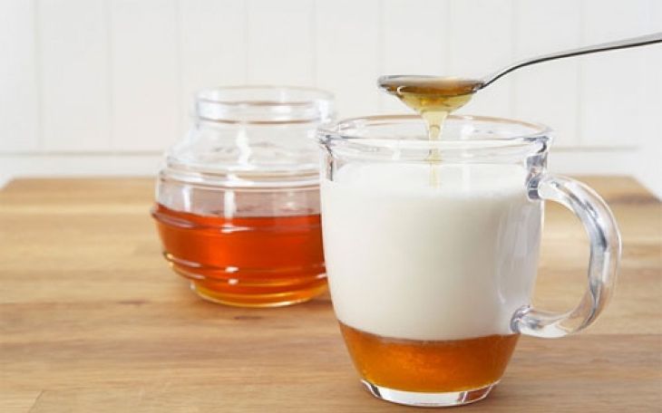 Bài thuốc trị mất ngủ bằng mật ong kết hợp sữa tươi được nhiều người áp dụng