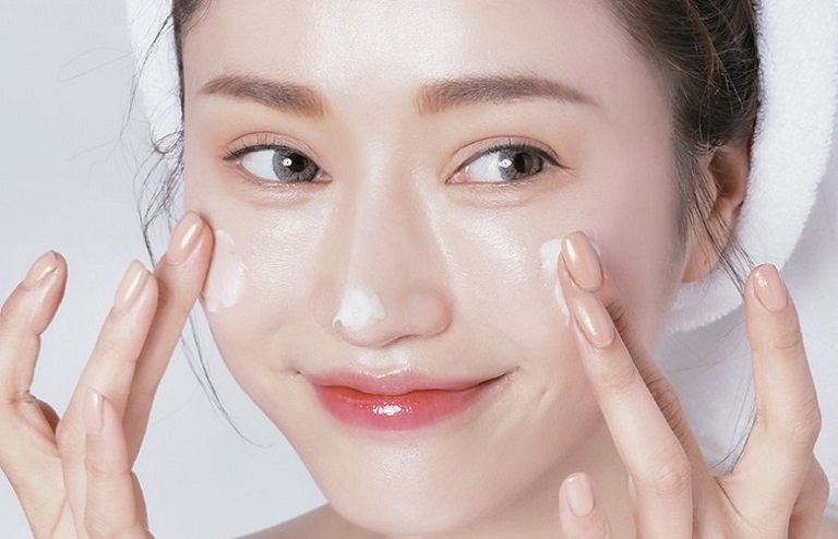 Dưỡng ẩm cho da là biện pháp phòng ngứa da mặt nhưng không nổi mẩn hiệu quả