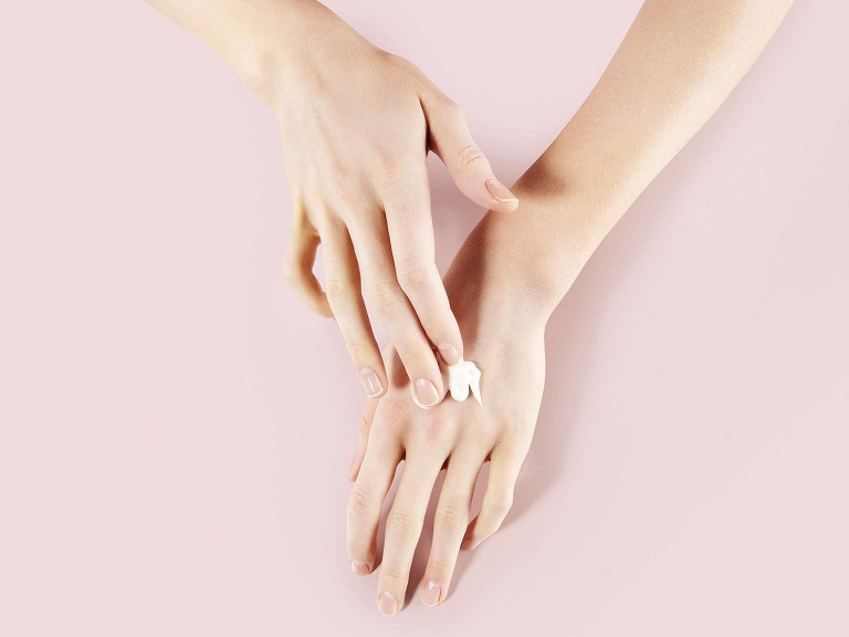 Dùng thuốc ngoài da, bôi kem dưỡng ẩm là các phương pháp hiệu quả trong điều trị ngứa tay chân không nổi mẩn