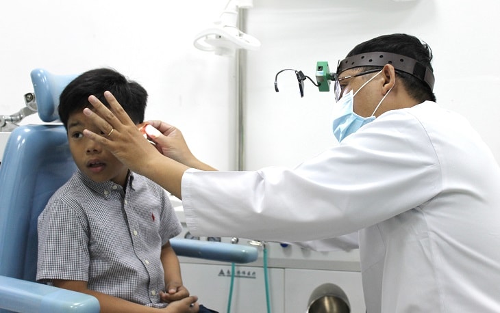 Bác sĩ tiến hành khám lâm sàng người mắc bệnh viêm tai giữa