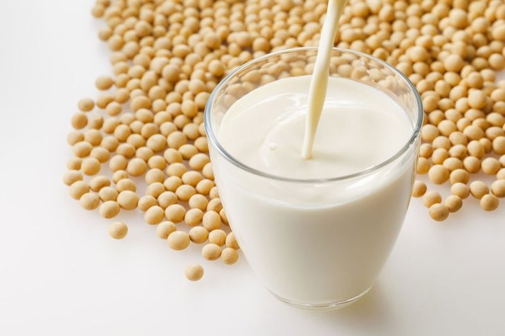 Bạn có thể tự làm sữa đậu nành tại nhà để uống cho đảm bảo