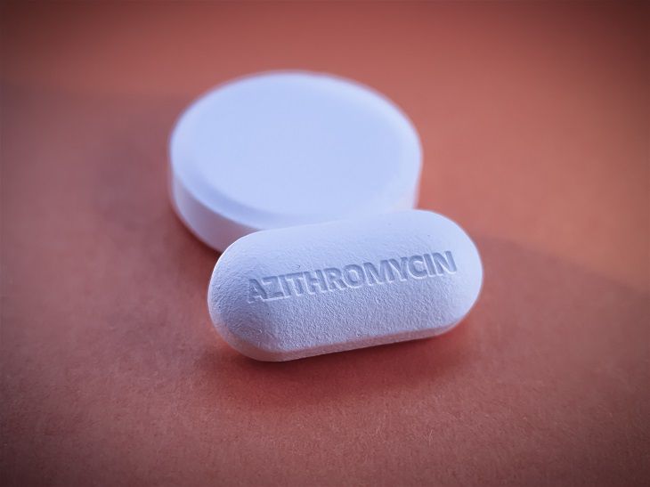 Thuốc kháng sinh điều trị viêm tai giữa mãn tính Azithromycin